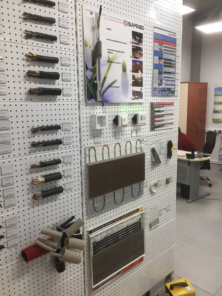 как разместить стенд с греющим кабелем в магазине