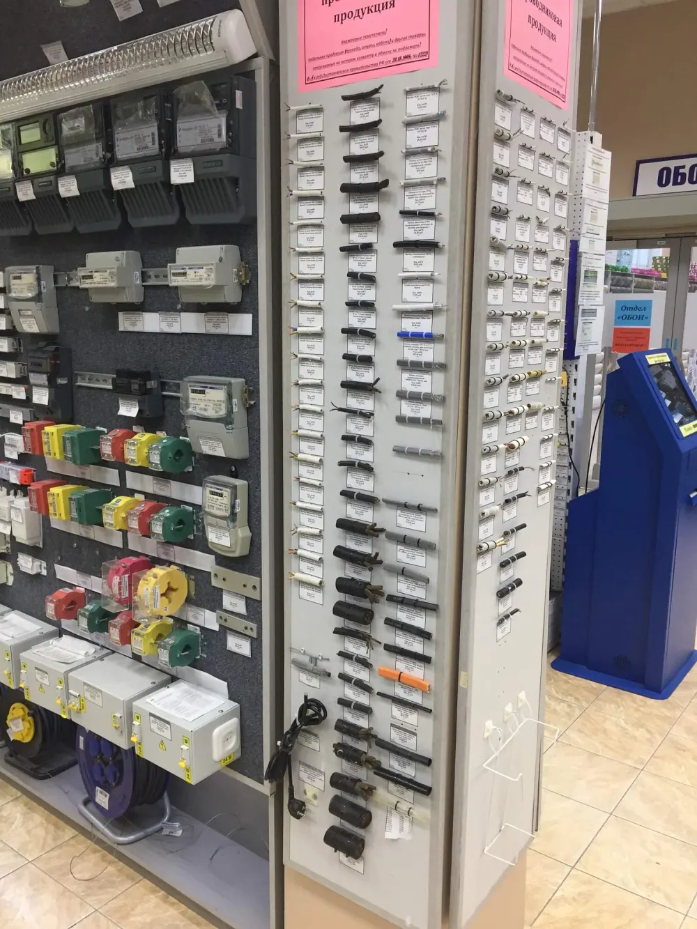 стойка с греющим кабелем в магазине