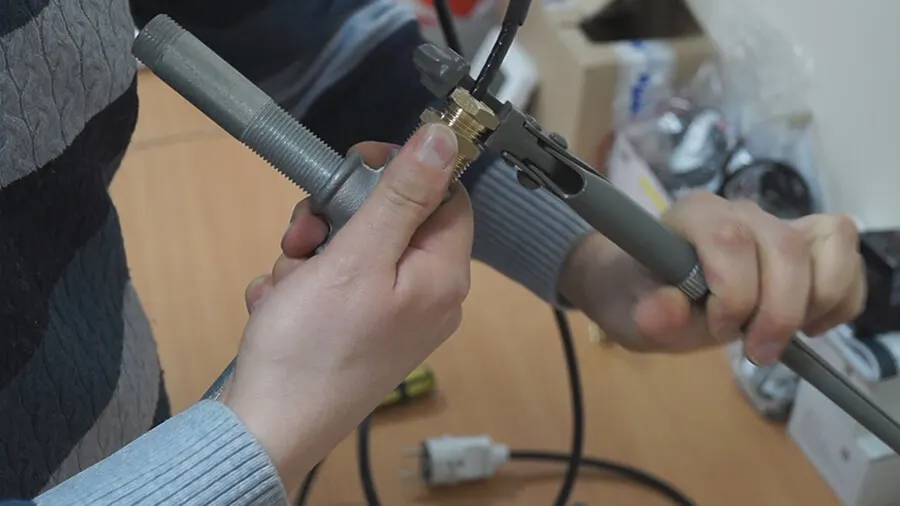 Закручивание латунной втулки, используя газовый ключ