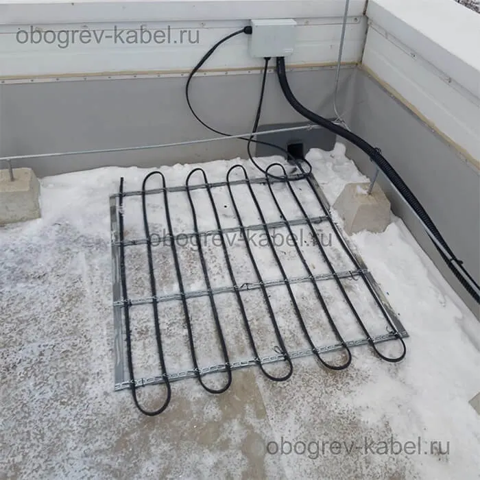 Монтаж кабеля у водосточной воронки