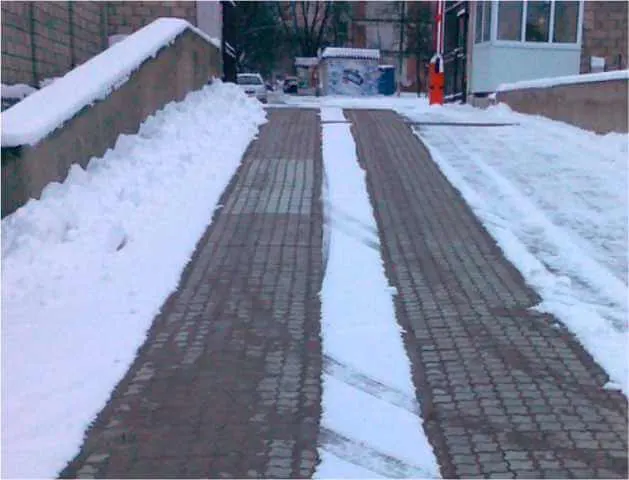 Укладка греющего кабеля под дорожное покрытие в зоне движения автомобиля
