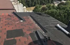 Обогрев края кровли многоэтажного жилого дома